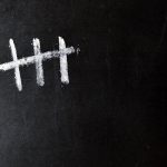 Migliore fototrappola — fototrappola montata su tronco nel bosco per il monitoraggio fauna